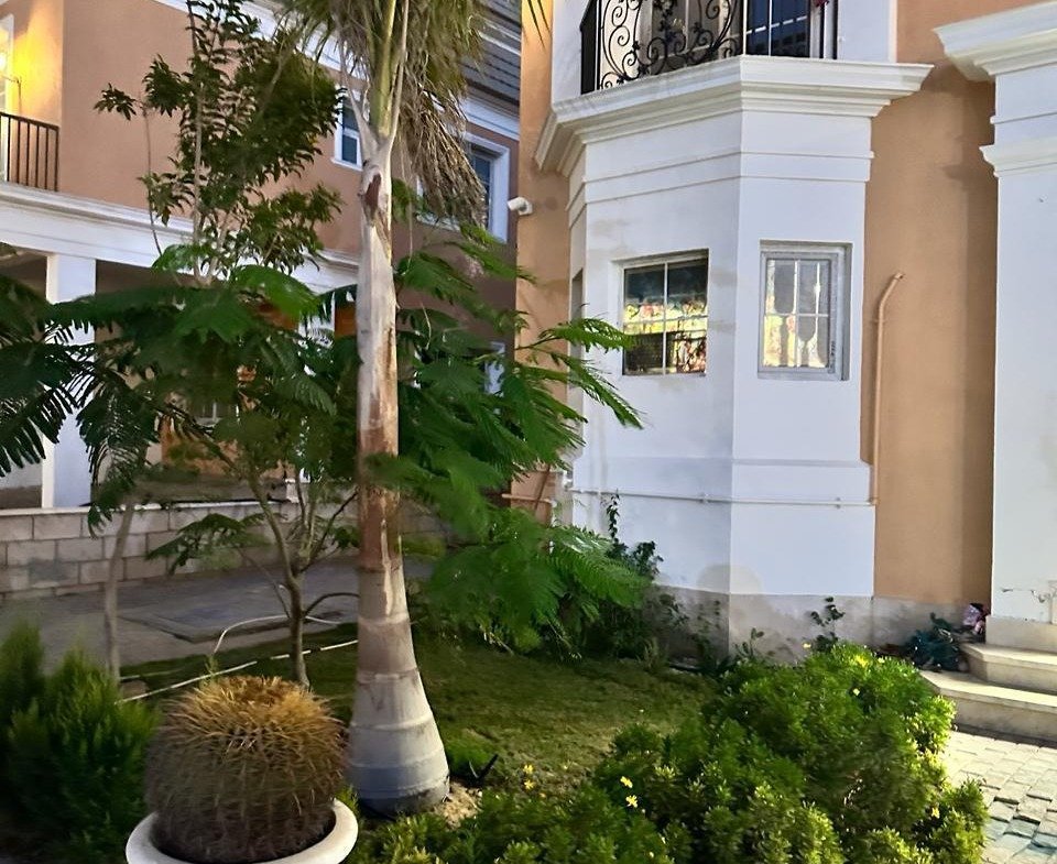 حديقة فيلا بنخيل وركن برج أبيض - فيلا في ليان، القاهرة الجديدة