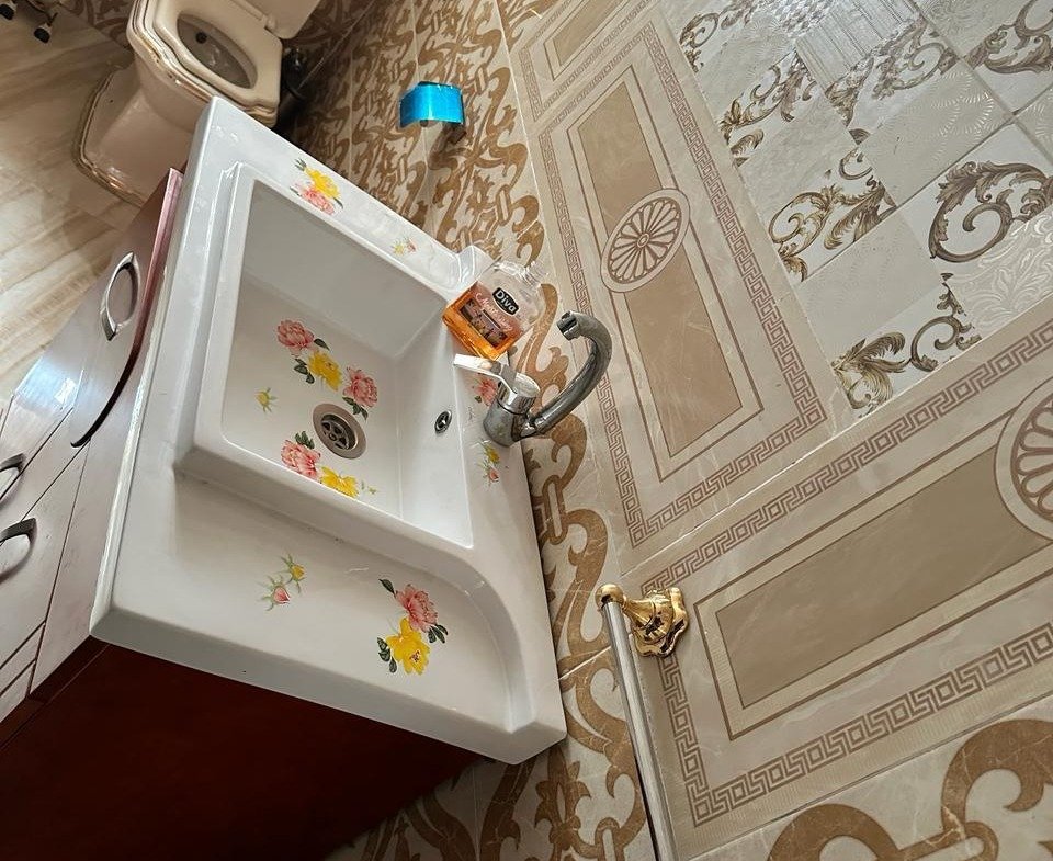 حمام صغير بحائط مزخرف وحوض معلق - فيلا في ليان، القاهرة الجديدة