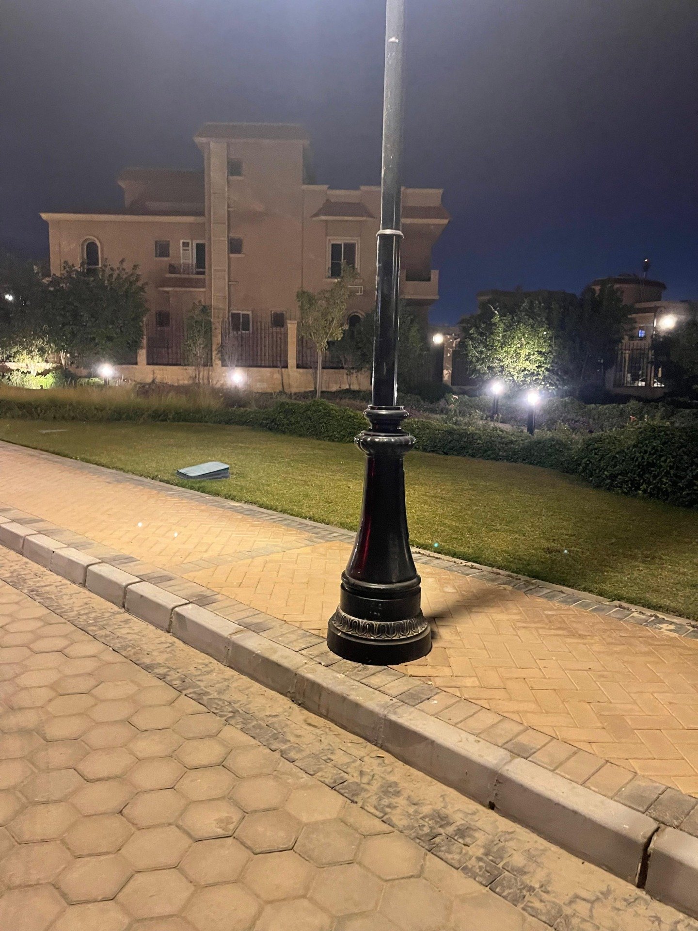 فيلات وجاردن بالما القاهرة الجديدة ليلًا