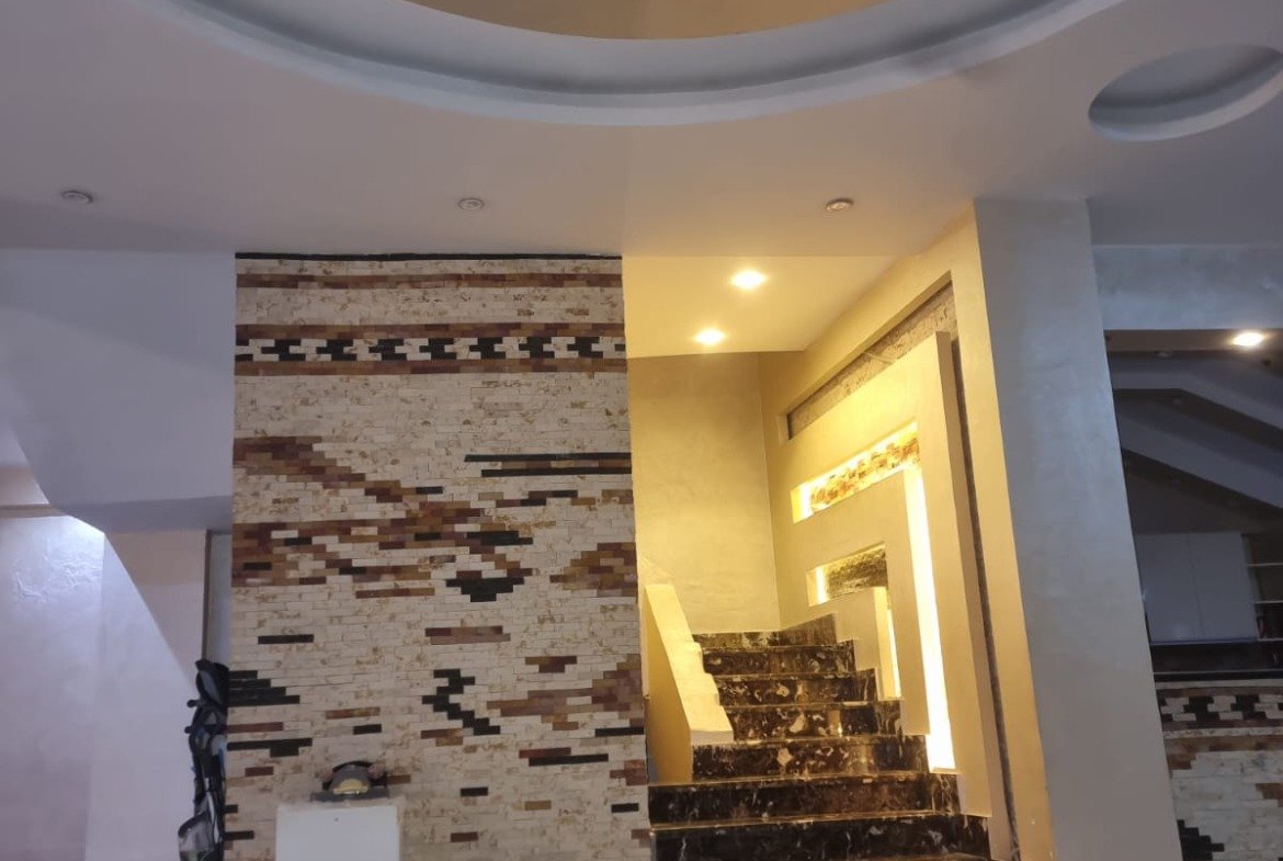 Entrance hall with a round ceiling and a marble stair - duplex in Gardenia Heights, New Cairo