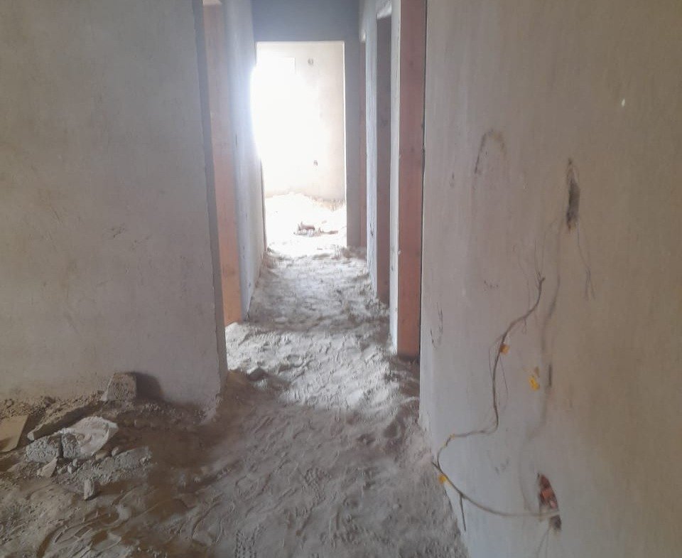 Corridor with plastered walls and a dusty floor in an unfinished unit - penthouse in Green House, 5th Settlement