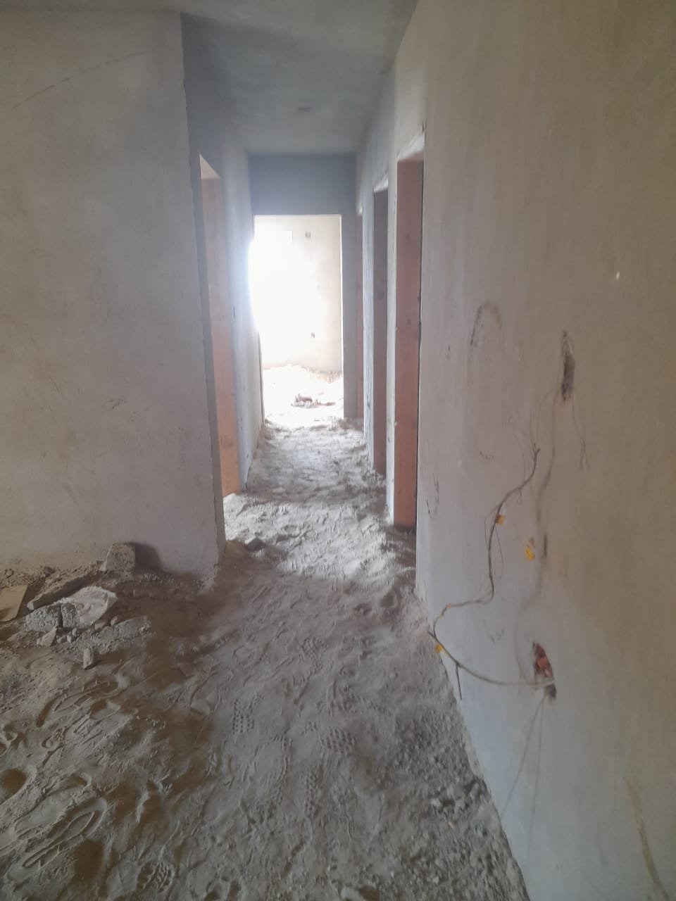 Corridor with plastered walls and a dusty floor in an unfinished unit - penthouse in Green House, 5th Settlement