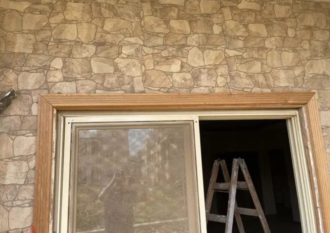 حائط بكسوة حجر حول شباك منزلق وسلم - شقة في جنوب الأكاديمية، التجمع الخامس