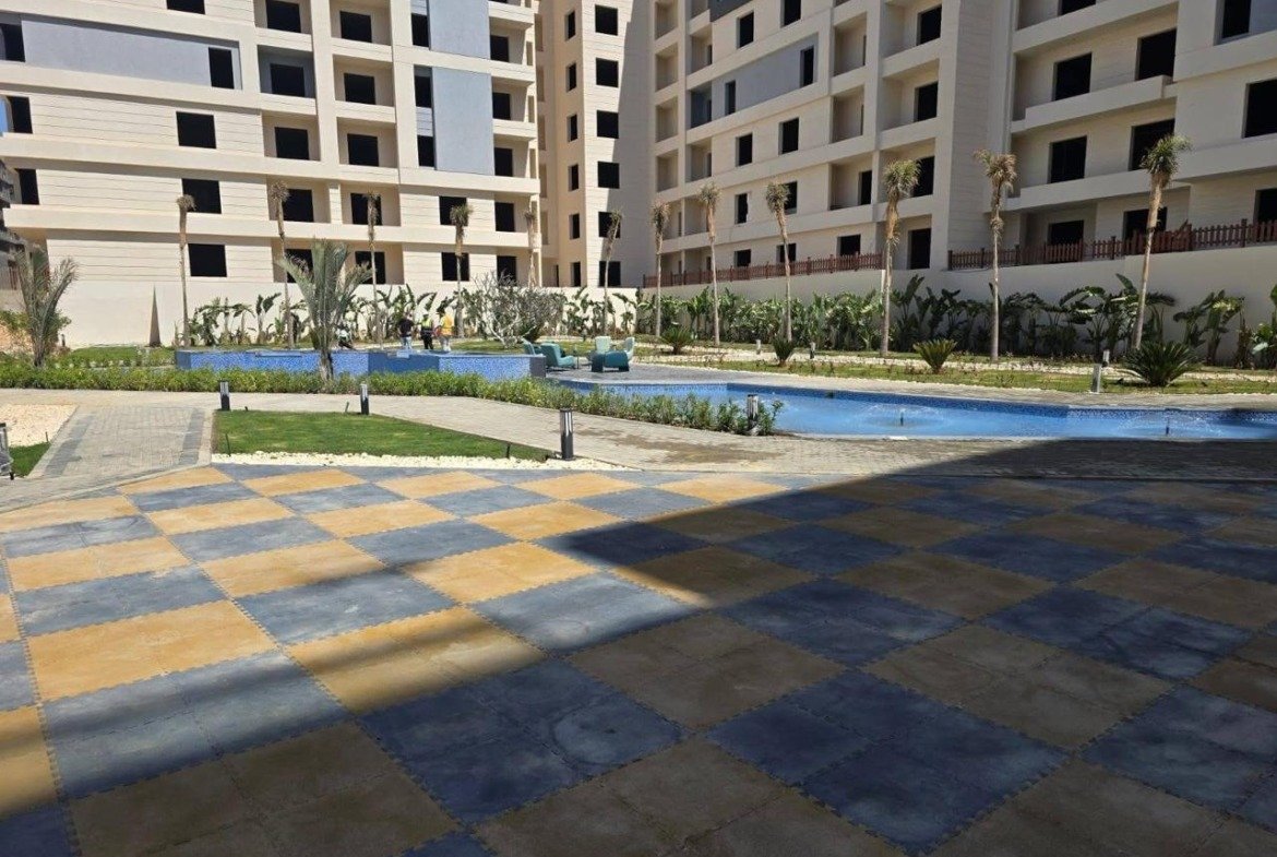 ساحة بالكمبوند بأرضية منقوشة وحمام سباحة - شقة في إلموندو، العاصمة الإدارية الجديدة