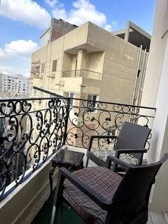 بلكونة مع كراسي خارجية تطل على مبانٍ - شقة في ألماظة، مصر الجديدة