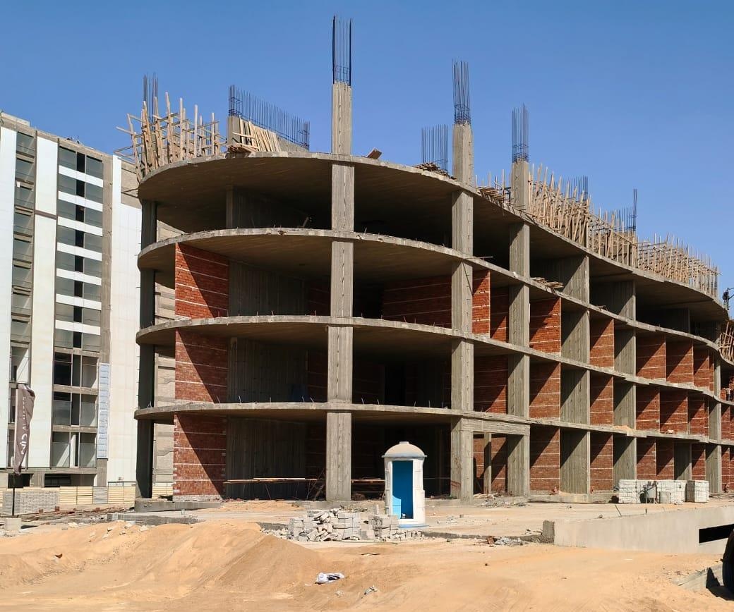 Golden Tower 2 construction exterior واجهة أعمال الإنشاء في جولدن تاور 2 بالعاصمة الإدارية الجديدة، صورة للمشروع توضح عرض الوحدة للبيع بمساحة 102 متر مربع