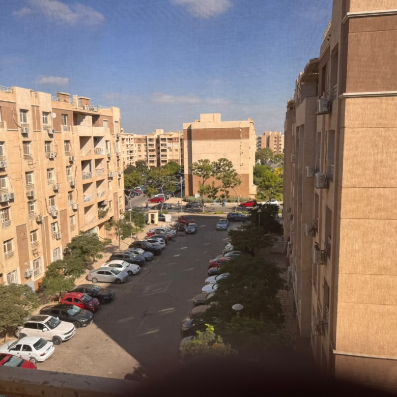 إطلالة على شارع جانبي من بلكونة شقة في مدينتي، القاهرة الجديدة