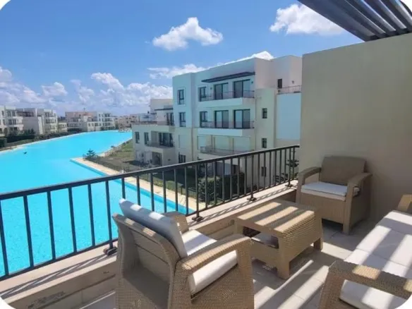 Furnished terrace with direct lagoon view, chalet for rent in Marassi Blanca, North Coast | تراس مفروش بإطلالة على اللاجون، شاليه للإيجار في مراسي بلانكا، الساحل الشمالي