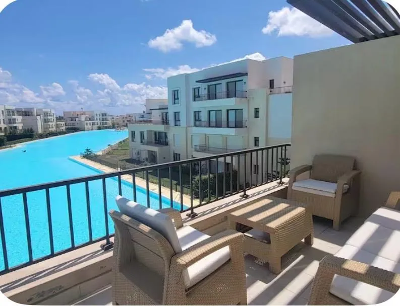 Furnished terrace with direct lagoon view, chalet for rent in Marassi Blanca, North Coast | تراس مفروش بإطلالة على اللاجون، شاليه للإيجار في مراسي بلانكا، الساحل الشمالي