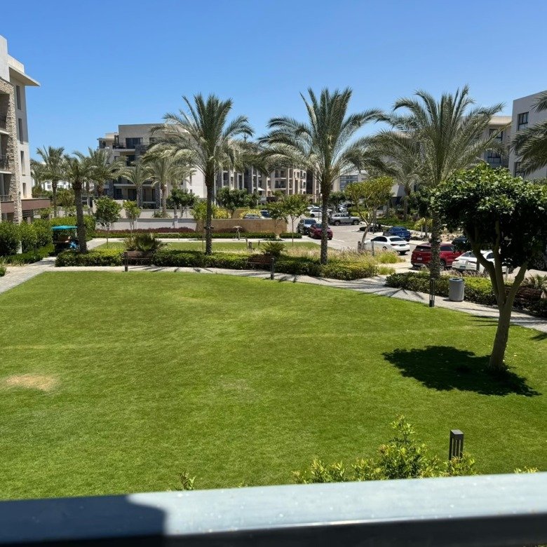 Garden view from the terrace of a chalet for rent in Marassi Marina 1