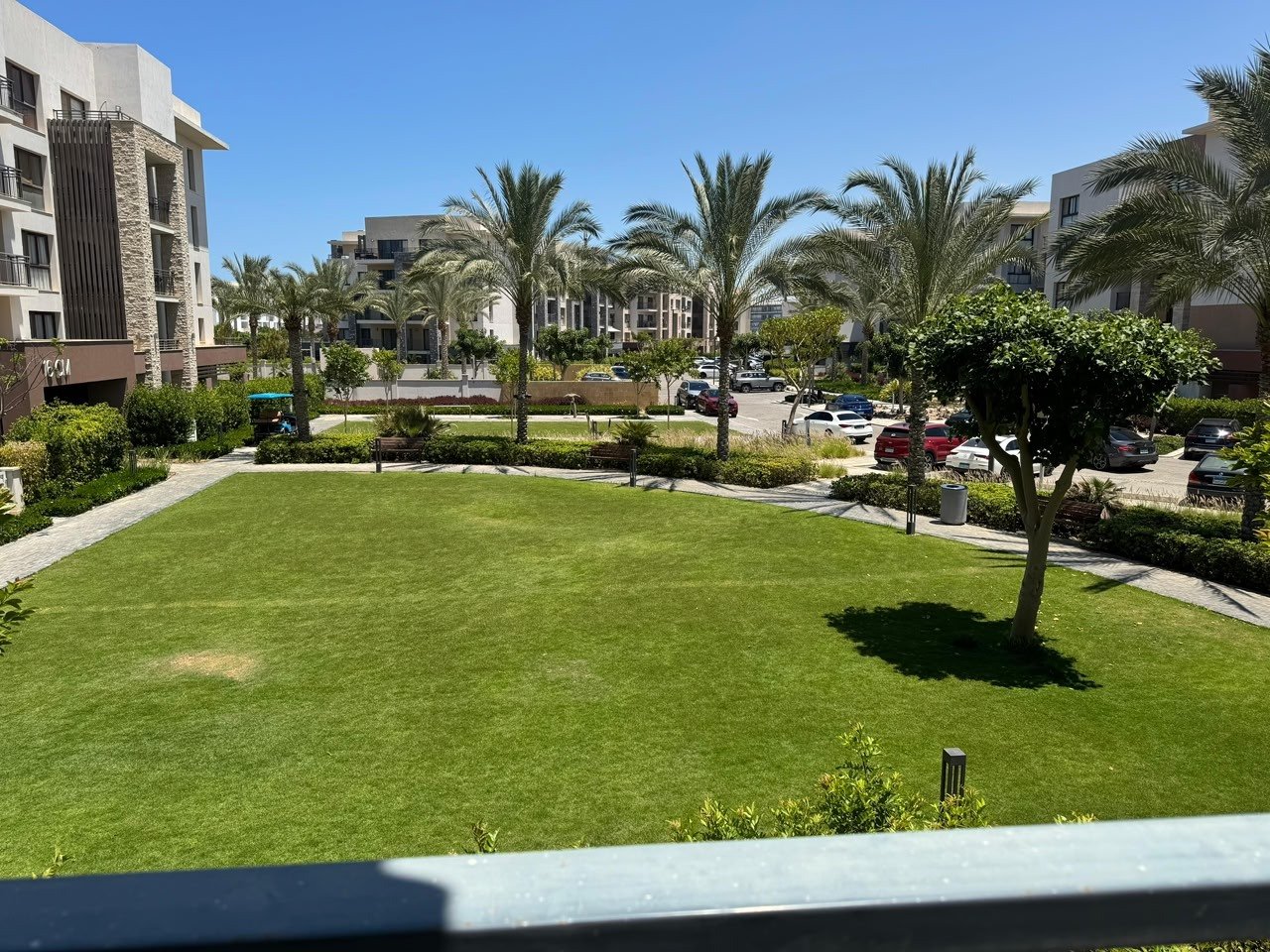 Garden view from the terrace of a chalet for rent in Marassi Marina 1