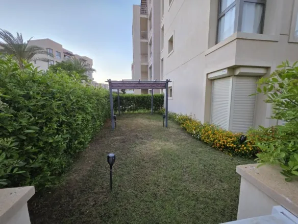 Chalet facade and private garden, Marassi Marina 1, North Coast | واجهة الشاليه والحديقة الخاصة، شاليه للإيجار في مراسي مارينا 1، الساحل الشمالي