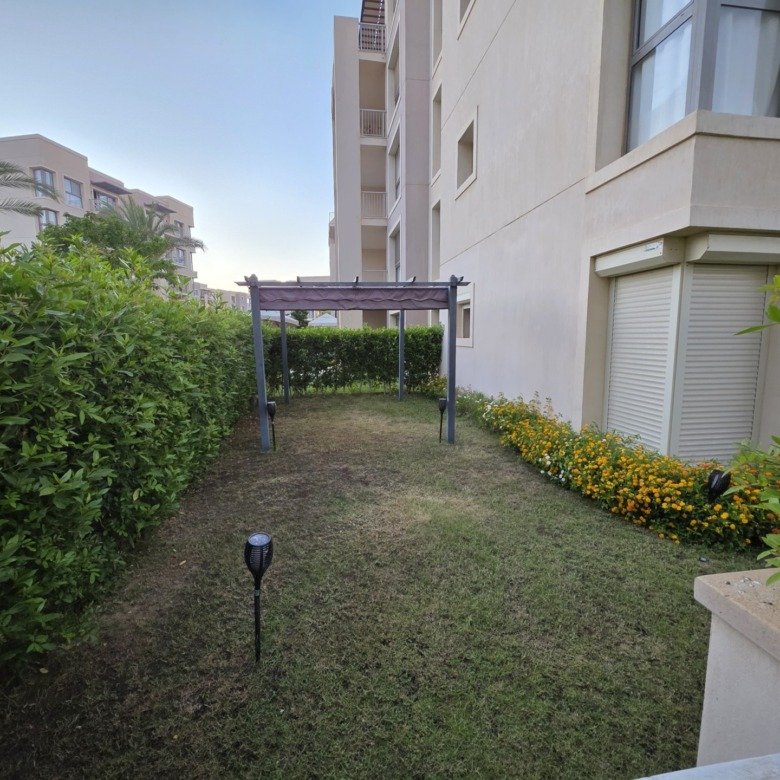 Chalet exterior and private garden, chalet for rent in Marassi Marina 1, North Coast | واجهة الشاليه والحديقة الخاصة، شاليه للإيجار في مراسي مارينا 1، الساحل الشمالي
