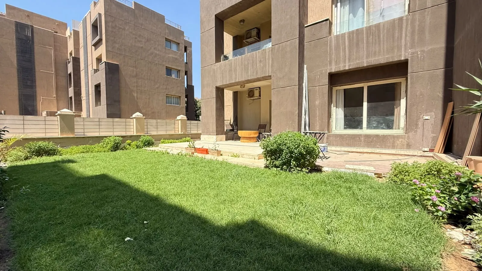 Private garden view in The Village apartment - فيو الحديقة الخاصة في شقة ذا فيلدج - شقة التجمع الخامس