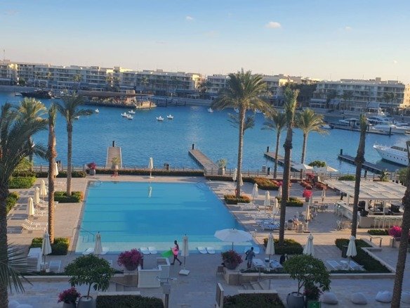 Marina and pool view, apartment for rent in Vida Marassi, North Coast | إطلالة على المارينا وحمام السباحة، شقة للإيجار في فيدا مراسي، الساحل الشمالي