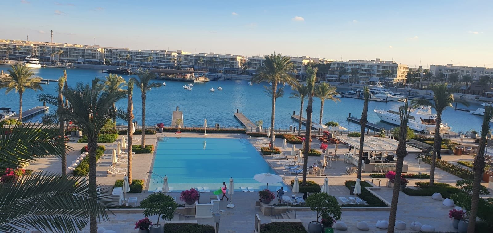 Marina and pool view, apartment for rent in Vida Marassi, North Coast | إطلالة على المارينا وحمام السباحة، شقة للإيجار في فيدا مراسي، الساحل الشمالي