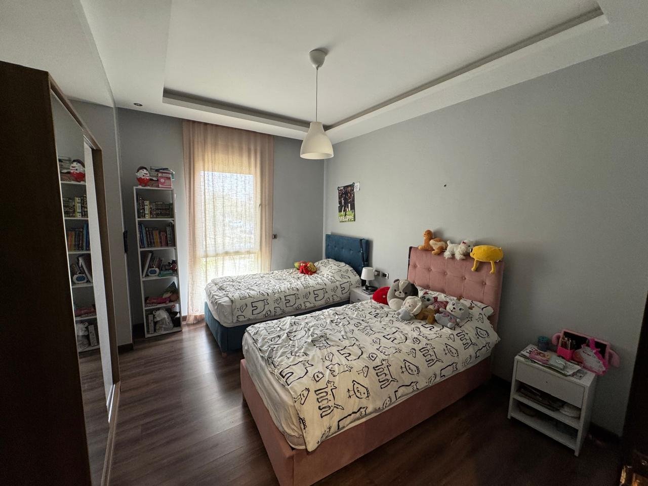 Bedroom with twin beds | غرفة نوم بسريرين