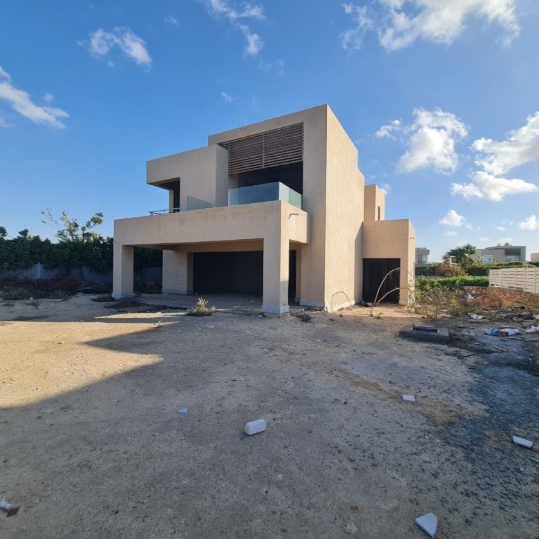 Semi-finished villa exterior in Hacienda Bay for sale | واجهة الفيلا نصف التشطيب للبيع في هاسيندا باي