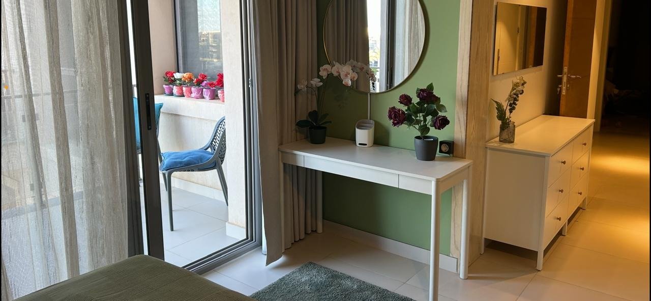 Bedroom dresser and ensuite bathroom, chalet for rent in Marassi Marina Views, North Coast | تسريحة غرفة النوم والحمام الخاص، شاليه للإيجار في مراسي مارينا فيوز، الساحل الشمالي