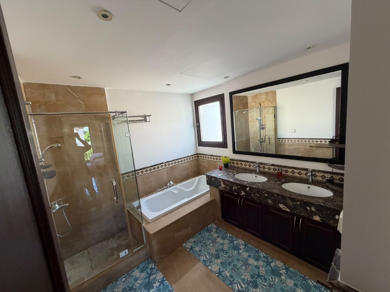 10-marassi-victoria-291-09 Bathroom with bath and vanity, villa for rent in Marassi Victoria, North Coast | حمام ببانيو ووحدة حوض، فيلا للإيجار في مراسي فيكتوريا، الساحل الشمالي