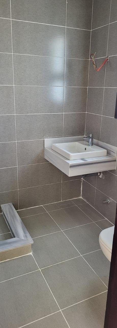 10-marsa-baghush-villa-sale-403-05 Second tiled bathroom, Marsa Baghush villa for sale | الحمام الثاني بالسيراميك، فيلا للبيع في مرسى باجوش