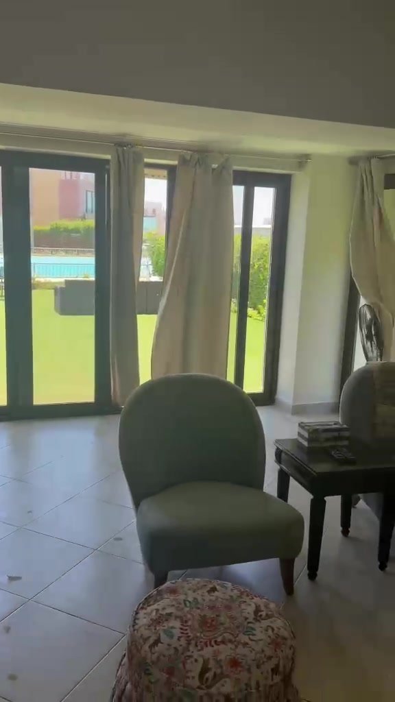 Lagoon and garden view through reception doors, villa for rent in Marassi Blanca 1, North Coast | إطلالة اللاجون والحديقة من أبواب الريسيبشن، فيلا للإيجار في مراسي بلانكا 1، الساحل الشمالي