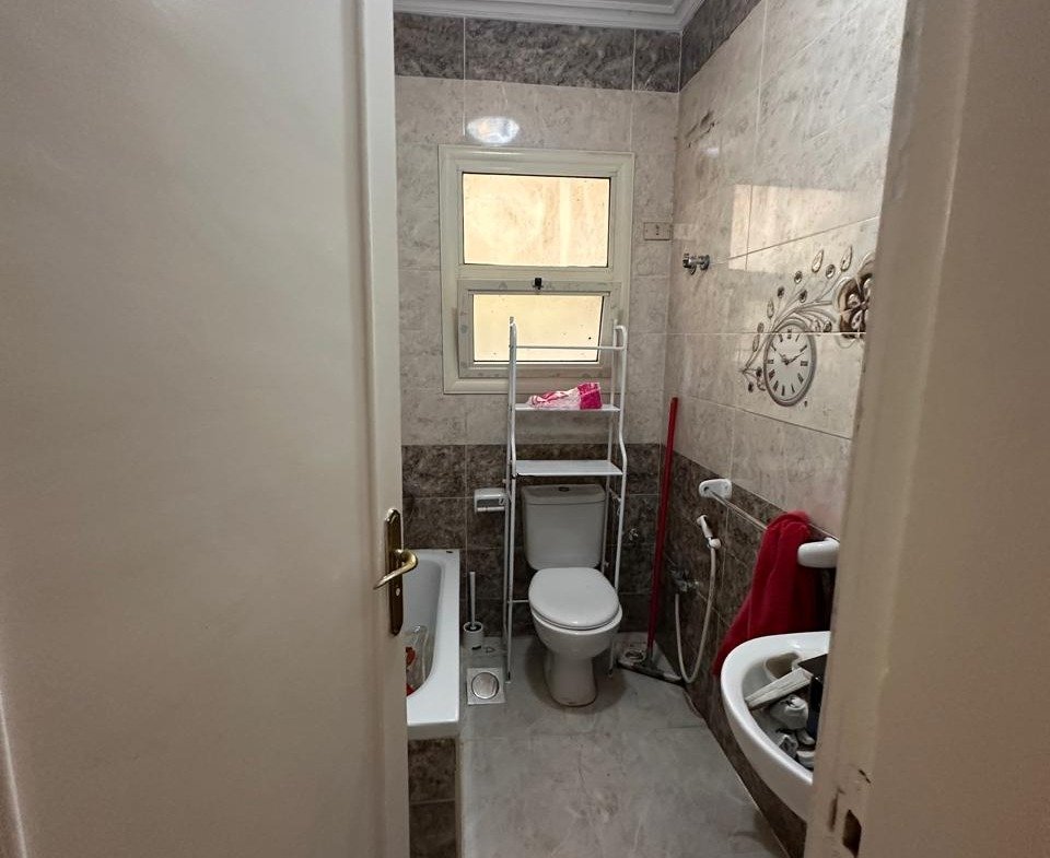 Small bathroom with a toilet and a washbasin - apartment in Sahafeen Compound, New Cairo