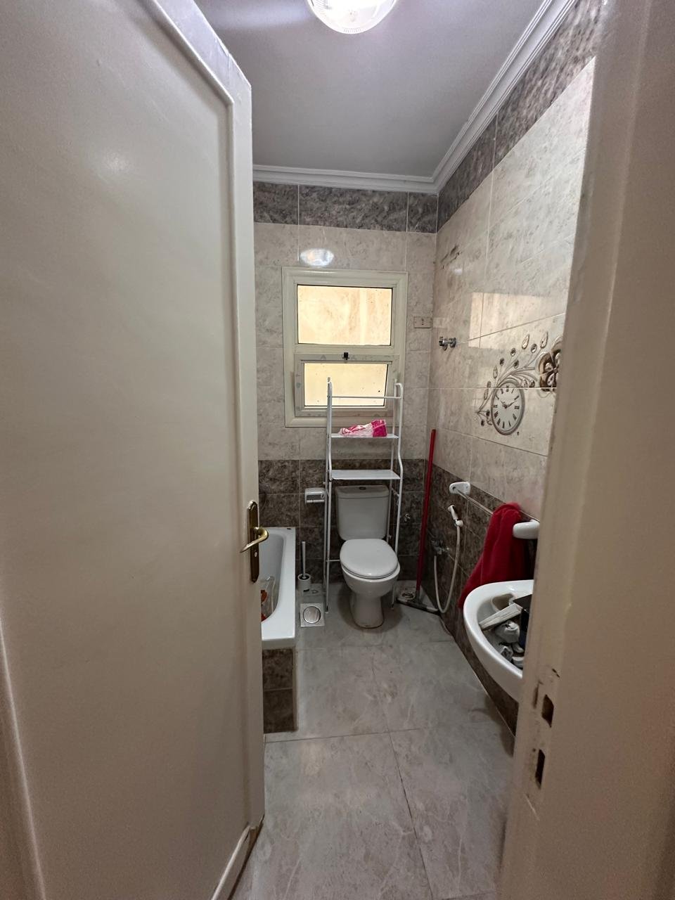 Small bathroom with a toilet and a washbasin - apartment in Sahafeen Compound, New Cairo