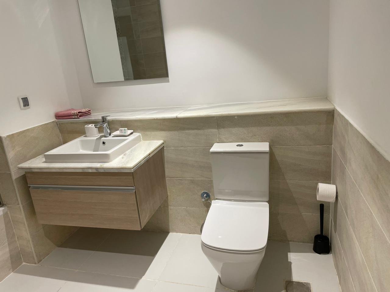 11-marassi-marina-281-15 Bathroom vanity and toilet, second-floor chalet for rent in Marassi Marina 1, Sidi Abd El Rahman, North Coast - R&C Estate | حوض وحمام، شاليه دور ثانٍ للإيجار في مراسي مارينا 1، سيدي عبد الرحمن، الساحل الشمالي - R&C Estate
