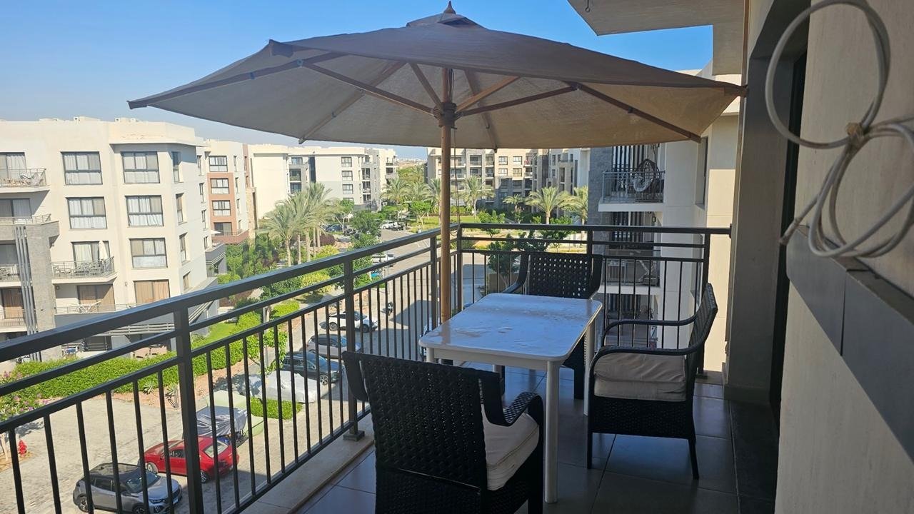 Furnished terrace with compound view, chalet for rent in Marassi Marina 1, North Coast | تراس مفروش بإطلالة على الكمبوند، شاليه للإيجار في مراسي مارينا 1، الساحل الشمالي