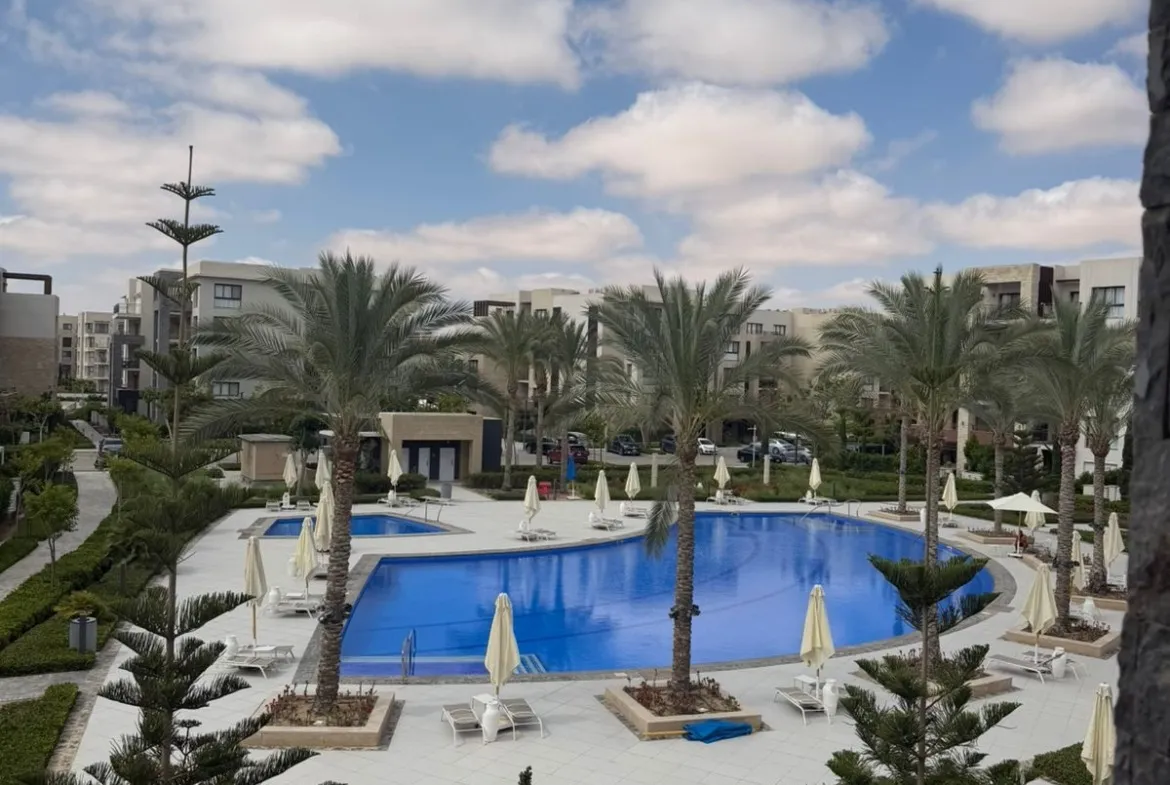 مسبح دائري ونخيل من البلكونة - شاليه في مراسي مارينا 1، الساحل الشمالي