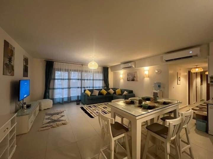 Living and dining space, Marassi Marina 2 North Coast chalet for rent | المعيشة والسفرة، شاليه للإيجار في مراسي مارينا 2 الساحل الشمالي