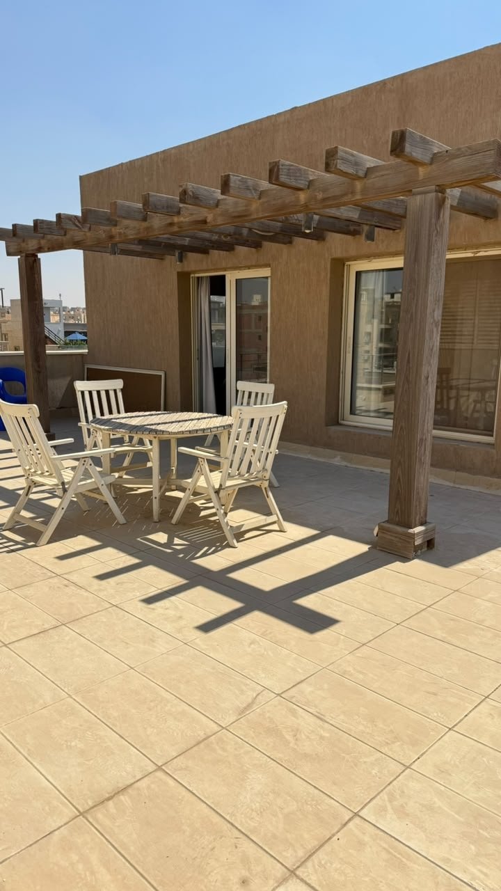 11-the-village-penthouse-sale-442-01 Roof terrace under pergola, The Village penthouse for sale | تراس الروف تحت البرجولة، بنتهاوس للبيع في ذا فيلدج