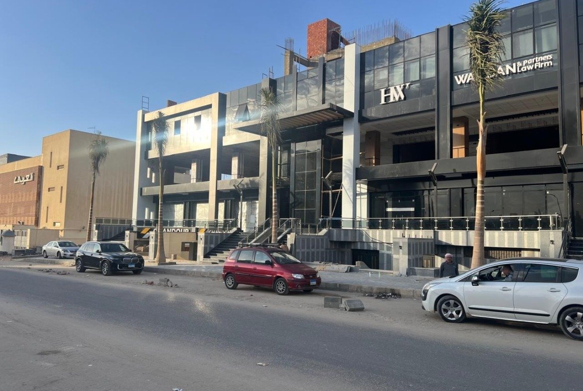90 Walk mall street-facing retail facade, Fifth Settlement, New Cairo, shops for sale | واجهة المحلات على الشارع في مول 90 ووك، التجمع الخامس، القاهرة الجديدة، محلات للبيع