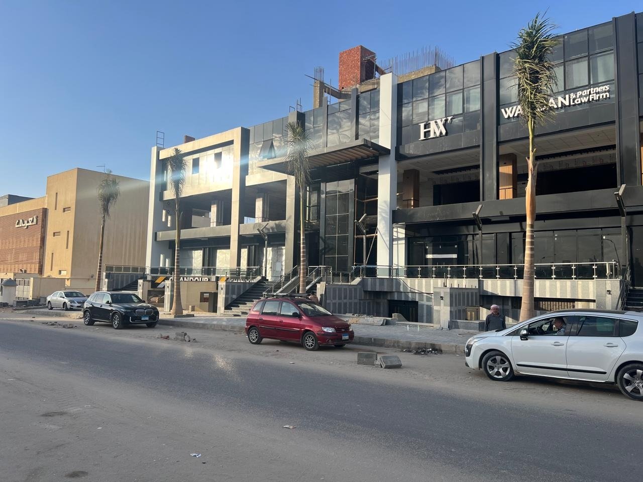 12-90-walk-shops-sale-231-01 90 Walk mall street-facing retail facade, Fifth Settlement, New Cairo, shops for sale | واجهة المحلات على الشارع في مول 90 ووك، التجمع الخامس، القاهرة الجديدة، محلات للبيع