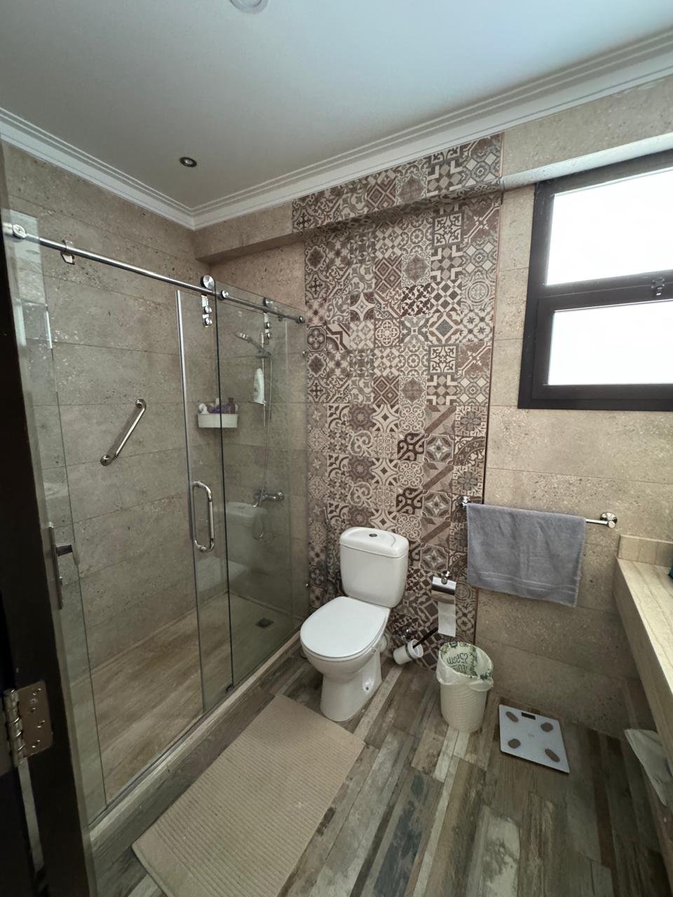 Bathroom with shower | حمام بكابينة دش