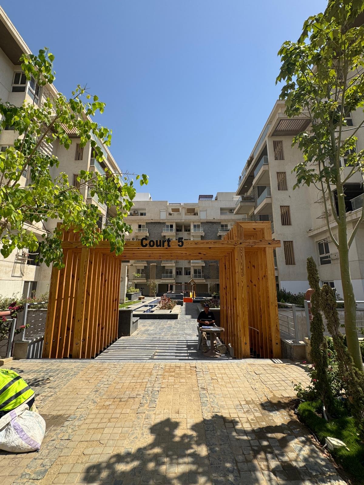 12-icity-clubpark-apartment-sale-349-02 Building approach and greenery, apartment for sale in Mountain View iCity Club Park, New Cairo | مدخل المبنى والمساحات الخضراء، شقة للبيع في ماونتن فيو إي سيتي كلوب بارك، القاهرة الجديدة