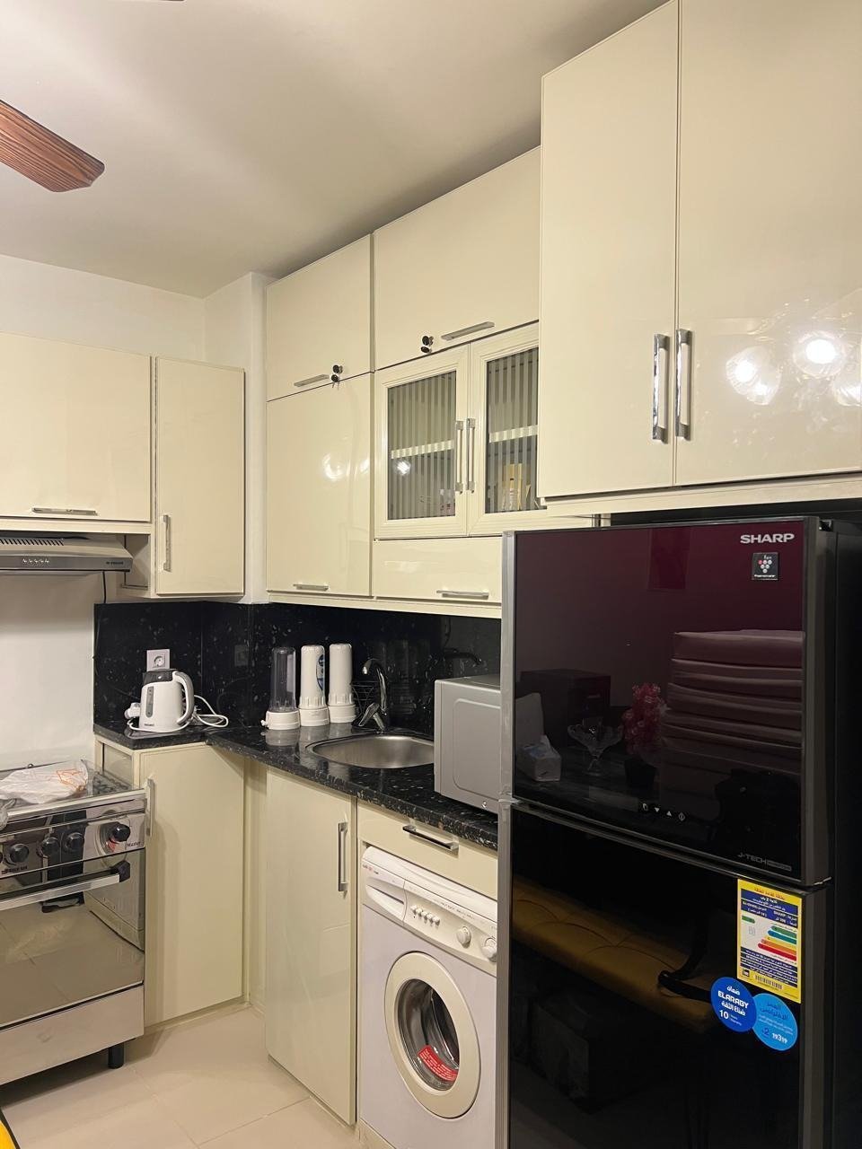 Fitted kitchen with appliances, chalet for rent in Marassi Faya, North Coast | مطبخ مجهز بالأجهزة، شاليه للإيجار في مراسي فايا، الساحل الشمالي
