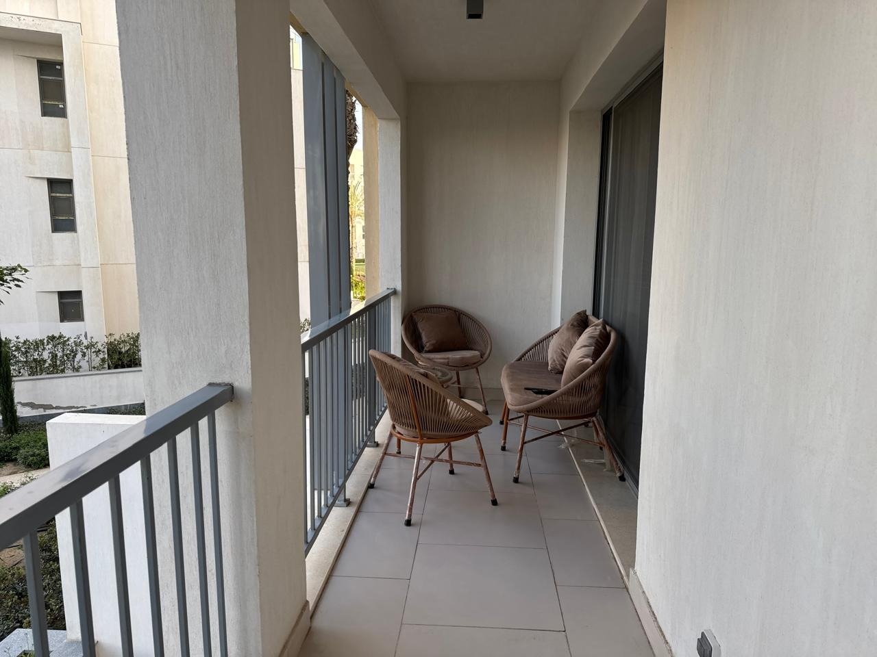 12-marassi-lia-299-01 Covered terrace seating, chalet for rent in Marassi Lia, North Coast | جلسة التراس المغطى، شاليه للإيجار في مراسي ليا، الساحل الشمالي