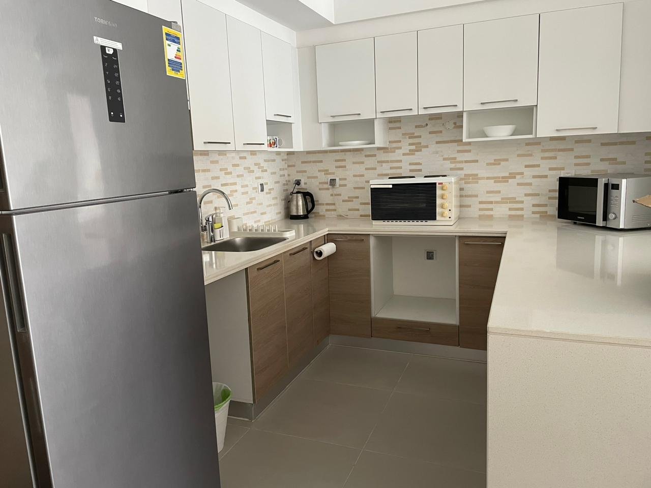 12-marassi-marina-281-00 Kitchen with fridge, oven and microwave, second-floor chalet for rent in Marassi Marina 1, Sidi Abd El Rahman, North Coast - R&C Estate | مطبخ بثلاجة وفرن وميكروويف، شاليه دور ثانٍ للإيجار في مراسي مارينا 1، سيدي عبد الرحمن، الساحل الشمالي - R&C Estate