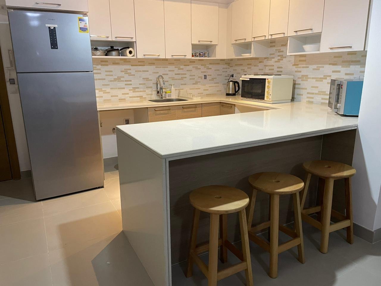 12-marassi-marina-281-17 Kitchen island and stools, second-floor chalet for rent in Marassi Marina 1, Sidi Abd El Rahman, North Coast - R&C Estate | طاولة المطبخ والكراسي، شاليه دور ثانٍ للإيجار في مراسي مارينا 1، سيدي عبد الرحمن، الساحل الشمالي - R&C Estate
