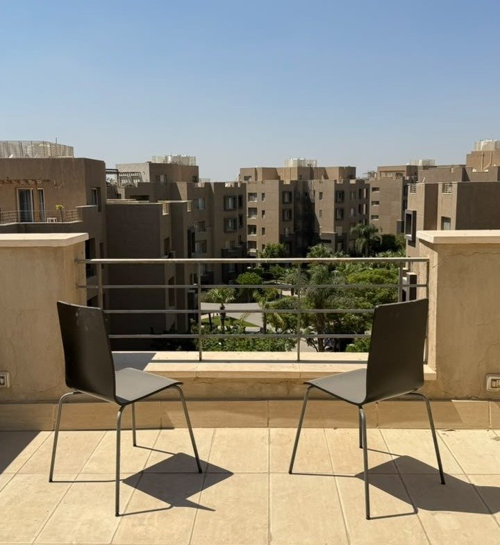 Roof terrace seating and open view, The Village penthouse for sale | جلسة الروف والإطلالة المفتوحة، بنتهاوس للبيع في ذا فيلدج