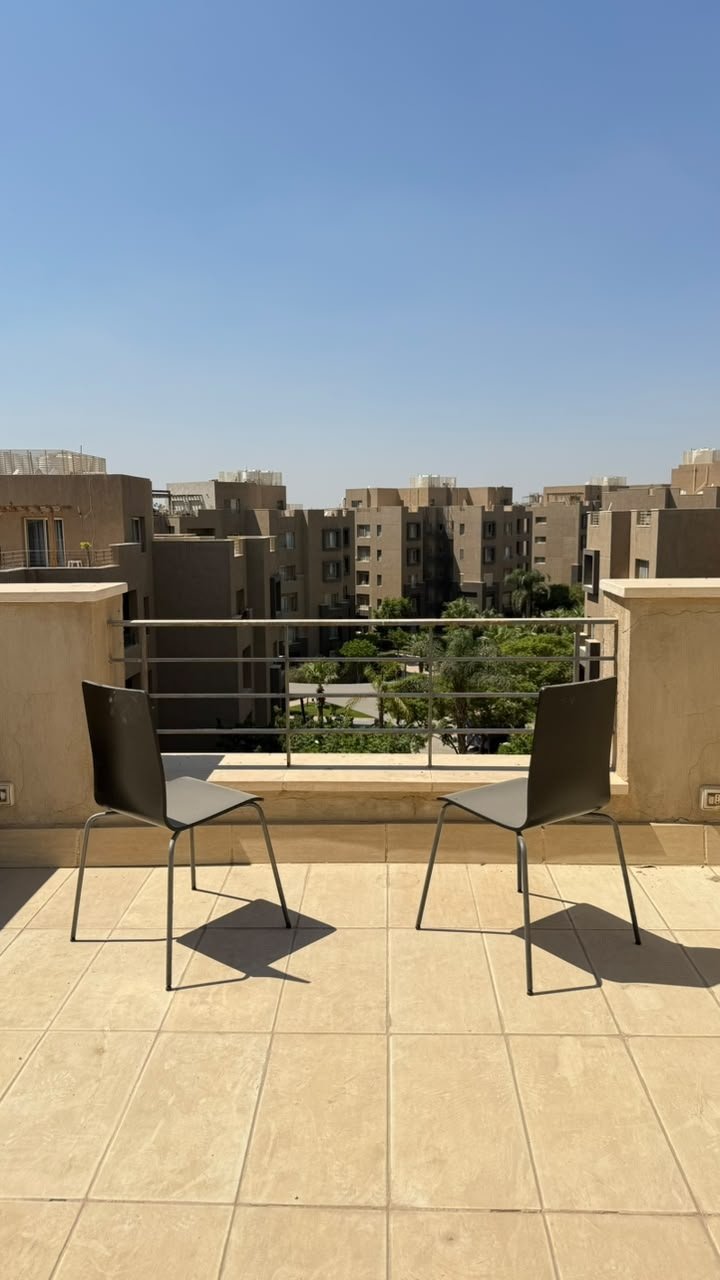 12-the-village-penthouse-sale-442-02 Roof terrace seating and open view, The Village penthouse for sale | جلسة الروف والإطلالة المفتوحة، بنتهاوس للبيع في ذا فيلدج