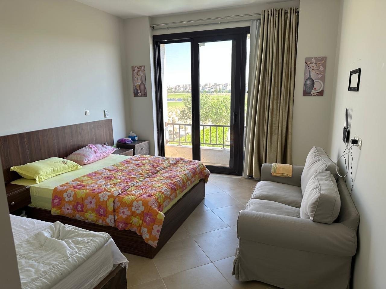 120-marassi-blanca-views-313-02 Bedroom with double bed and seating, villa for rent in Marassi Blanca Views, North Coast | غرفة نوم بسرير مزدوج وجلسة، فيلا للإيجار في مراسي بلانكا فيوز، الساحل الشمالي