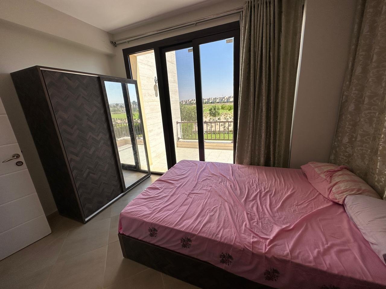 121-marassi-blanca-views-313-03 Bedroom beside terrace doors, villa for rent in Marassi Blanca Views, North Coast | غرفة نوم بجوار أبواب التراس، فيلا للإيجار في مراسي بلانكا فيوز، الساحل الشمالي