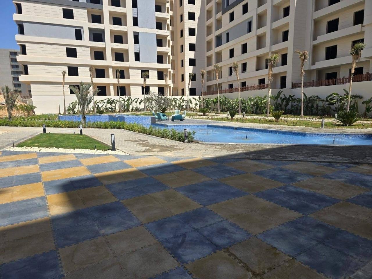 ميدان بأرضية ملونة مع حمام سباحة - شقة في إلموندو، العاصمة الإدارية الجديدة