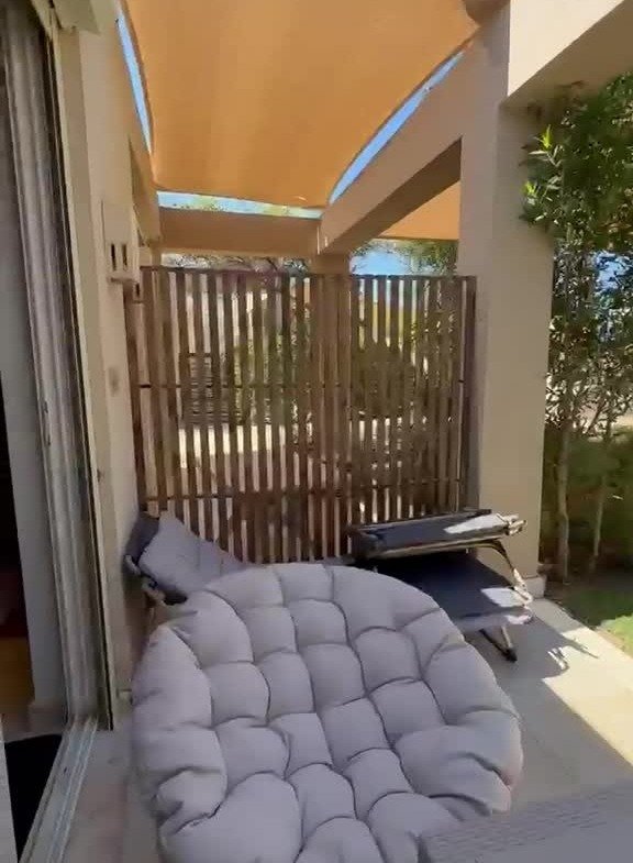 Shaded terrace of the lagoon-front cabana | تراس مظلل للكابانا على اللاجون