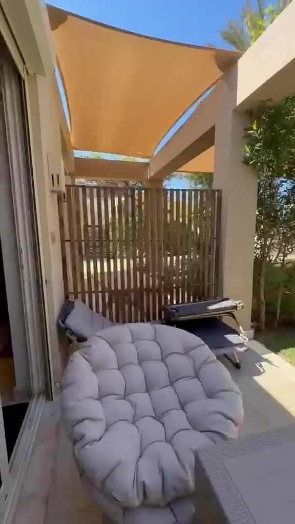 Shaded terrace of the lagoon-front cabana | تراس مظلل للكابانا على اللاجون