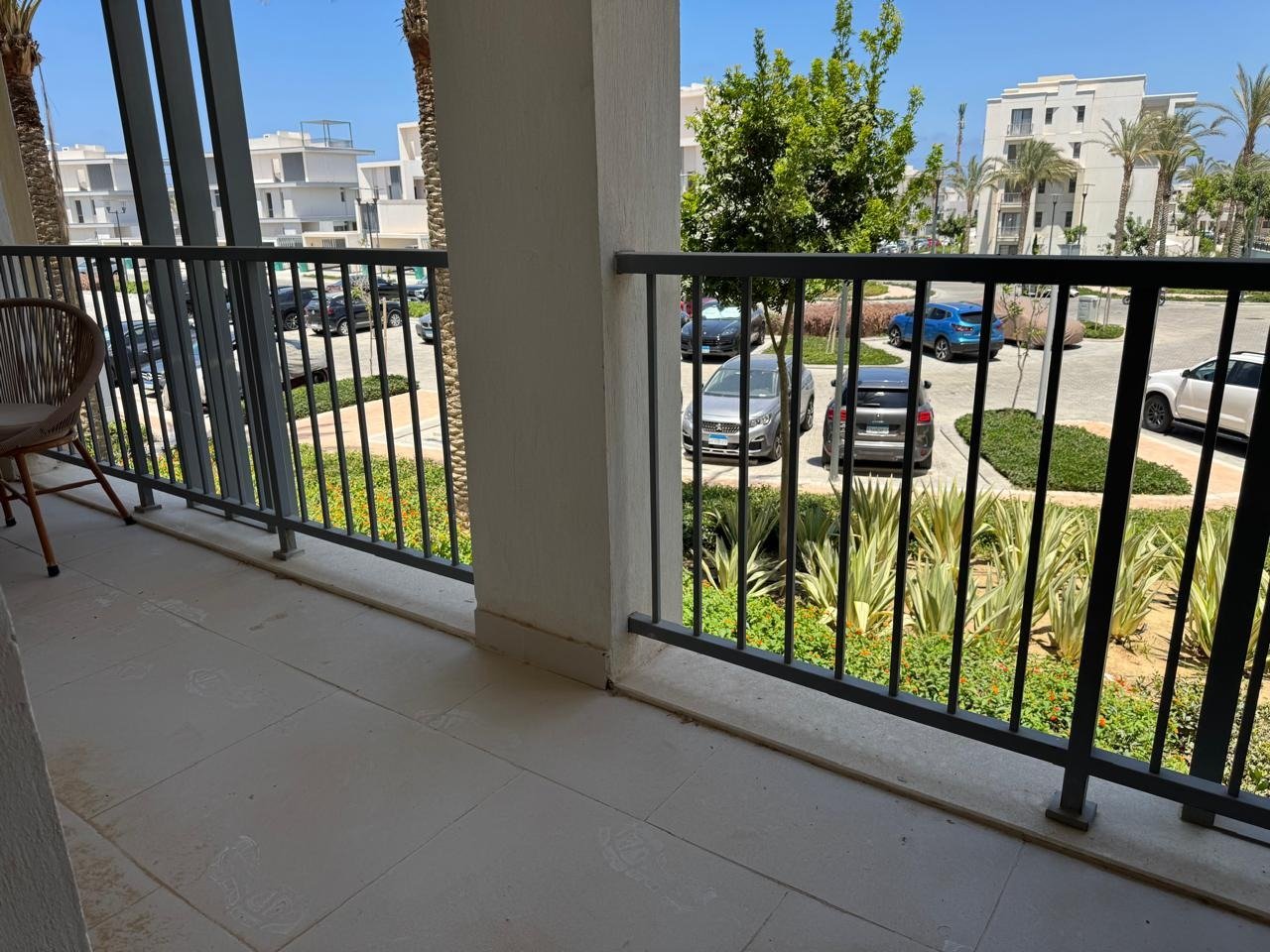 13-marassi-lia-299-02 Terrace overlooking landscaped surroundings, chalet for rent in Marassi Lia, North Coast | تراس مطل على المساحات المزروعة، شاليه للإيجار في مراسي ليا، الساحل الشمالي