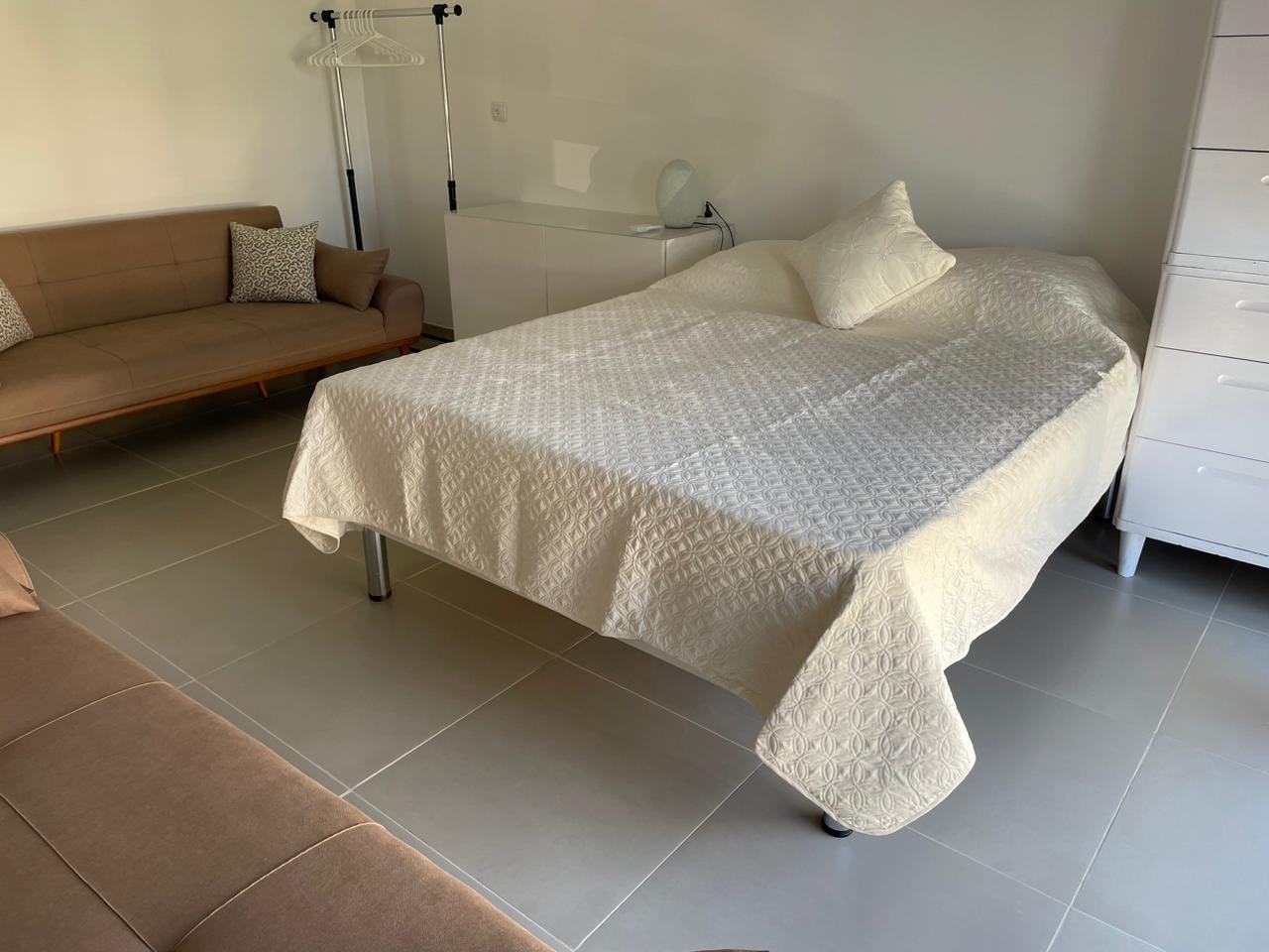 Bedroom – Marassi Marina 1 second-floor chalet 281 Bedroom with bed and bedside tables, second-floor chalet for rent in Marassi Marina 1, Sidi Abd El Rahman, North Coast - R&C Estate | غرفة نوم بسرير وكومودينات، شاليه دور ثانٍ للإيجار في مراسي مارينا 1، سيدي عبد الرحمن، الساحل الشمالي - R&C Estate